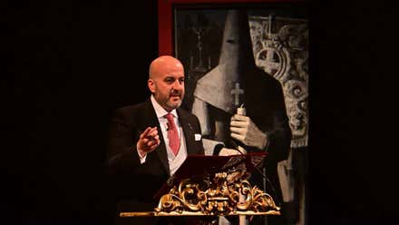 Pablo Durio pregonando a la Semana Santa de Cádiz, un nazareno dibujado junto a él.