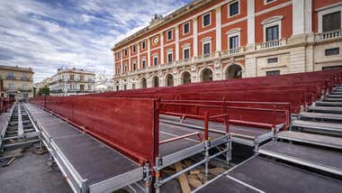 Vallas burdeos en el montaje de la Carrera Oficial de la Semana Santa en San Fernando.