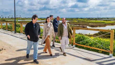 Grupo municipal por le paseo de La Almadraba caminando. Se ve la parte de zona verde.