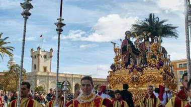 Paso de Jesús de la Paz tras acceder al casco histórico de Cádi zal pasat por la Puerta de Tierra en un Domingo de Ramos anterior. Foto: Facebook Hermandad