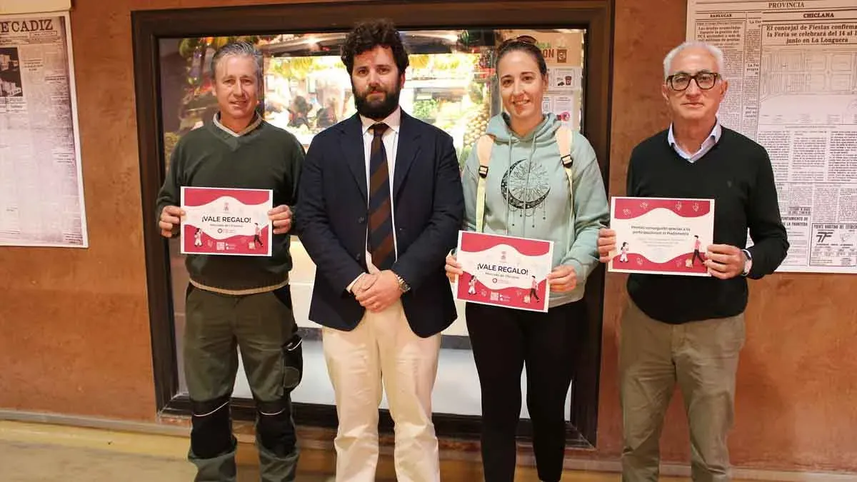Cuatro personas, entre ellas el delegado Guillermo Sierra, sostienen el premio en sus manos, es un diploma de color rojo y blanco.