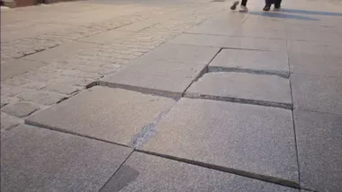 Losas levantada en El Puerto.