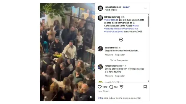 Tumulto de gente en torno a dos personas que se pelean.