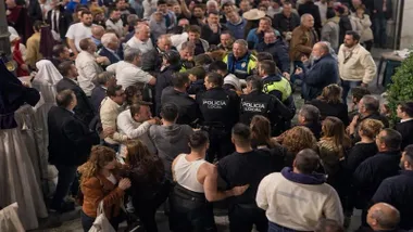 Policía Local y público alrededor de las dos personas que se pelearon.