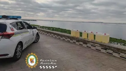 Automóvil de la Policía Local con petacas de gasolina.