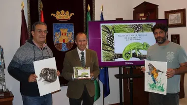 Alcalde y delegado junto al autor con un ejemplar del libro en las manos.