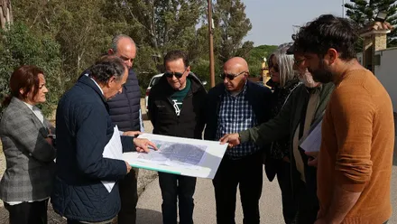El alcalde José María Román mirando el EBAR en el Pinar de los Franceses de Chiclana.
