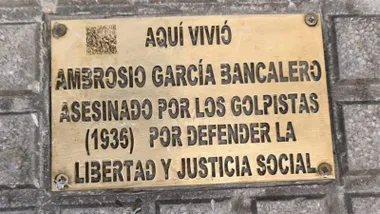 Placa en recuerdo de Ambrosio García Bancalero, victima depuración franquista. Foto: Redes sociales