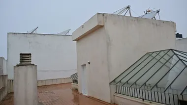 Placas solares instaladas en la azotea de un edificio residencial en Cádiz