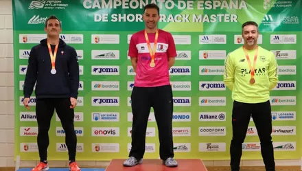 Podio de las pruebas deportivas, tres atletas en el cajón.