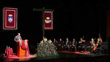 Momento del pregón de Pedro Prián con las autoridades presentes.