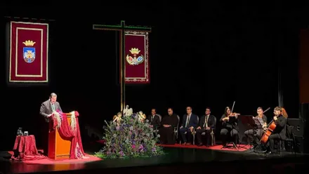 Momento del pregón de Pedro Prián con las autoridades presentes.