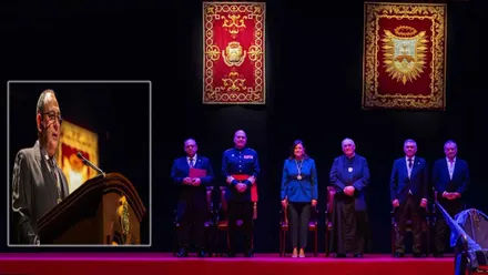 Momento del pregón en San Fernando con las autoridades presentes.