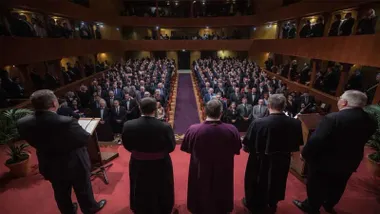 Teatro con mucho público y autoridades en pie en el momento del Pregón de Semana Santa.