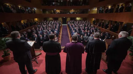 Teatro con mucho público y autoridades en pie en el momento del Pregón de Semana Santa.