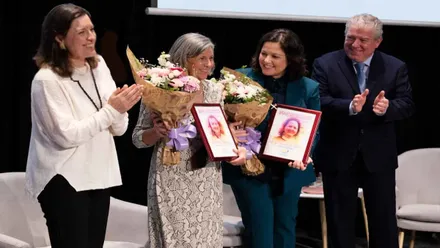 Momento de la entrega de premio con la Alcaldesa Patricia Cavada.