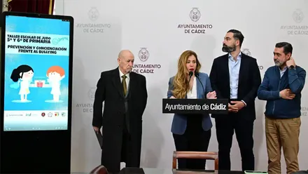 Carmen Calvo, vicepresidenta de la Federación Andaluza de Judo y Deportes Asociados, interviene durante la presentación de los talleres de judo para prevenir el bullying en colegios de Cádiz. Foto: Eulogio García.