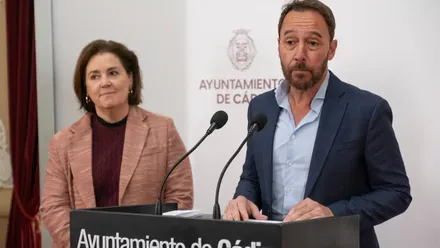 Presentación institucional del sello “Arquitectos en verde”. En la imagen aparecen José Manuel Cossi y Paula Vilches en un acto oficial explicando la nueva certificación para proyectos arquitectónicos sostenibles en Cádiz.