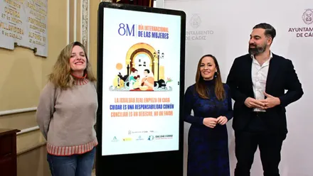 La concejala de Igualdad, Virginia Martín, junto a la segunda teniente de alcalde, Maite González, y el concejal de Deportes, Carlos Lucero, durante la presentación del cartel y la programación del 8M 2026. Foto: Eulogio García.