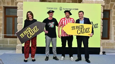 La concejala de Turismo, Beatriz Gandullo, los integrantes del romancero que ha actuado y el alcalde, Bruno García, en la presentación campaña 'Te falta Cádiz'. Foto: Eulogio García.