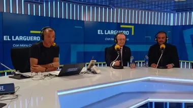 El presidente de la AD Ceta, Luhay Hamido (derecha), este martes 24 de marzo en el programa de la SER 'El Larguero' de Manu Carreño (izquierda) junto al presidente de la ciudad autónoma de Ceuta, Juan Viva. Foto: AD Ceuta.