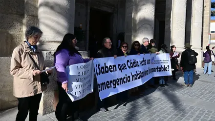 Un momento de la protesta de la Apdha a la entrada de la Jornada d ela Vivienda Social en la Casa Iberoamérica de Cádiz. Foto: Eulogio García.
