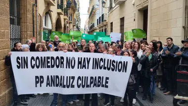 Un centenar de personas han protestado esta mañana ante la Delegación de Educación de la Junta por la supresión de la ayuda a este servicio. Foto: Eulogio García.