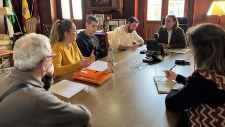 Mesa en el que delegados y alcaldesa tocan la reforestación del rodal.