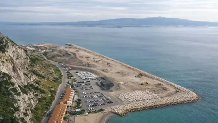 Lengua de tierra impuesta y ganada al mar por Gibraltar.