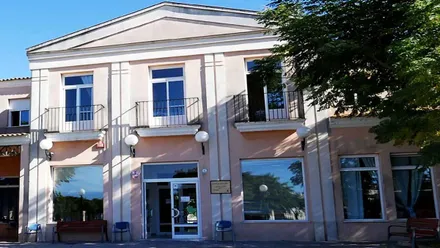 Portada en color rosado de la residencia de ancianos.