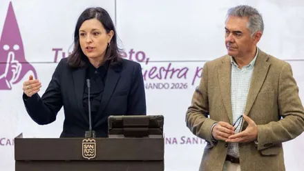 Momento de la intervención de Patricia Cavada, de elegante chaqueta negra, delante de una pantalla blanca con letras moradas que dice: “Tu respeto, parte de nuestra pasión”.