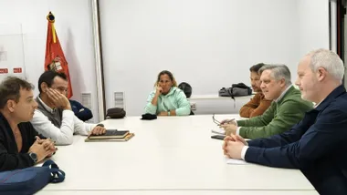 Un momento de la reunión entre representantes del PSOE y del comité de empresa del IMD.