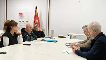Un momento de la reunión de representantes del PSOE con el comité de Afanas.