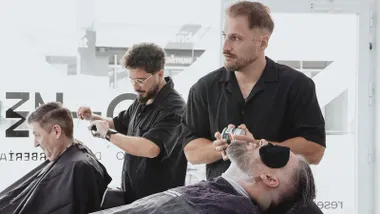 Sergio Peralta trabaja en uno de los sillones de Roneo, su nueva apuesta de barbería en Cádiz.