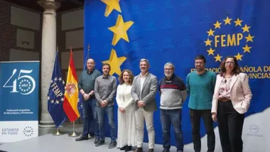 Reunión de "Ciudades por el Clima" con el alcalde de Rota delante de una gran bandera de la Unión Europea.