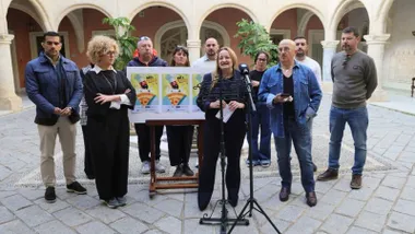 La delegada de Comercio, Encarna Niño; la delegada de Eventos, Esther García; representantes de pizzerías y heladerías participantes; y el padrino de esta edición, que será el conocido hostelero roteño Chicho Santamaría Fuentes, y el representante del grupo logístico Voguel.