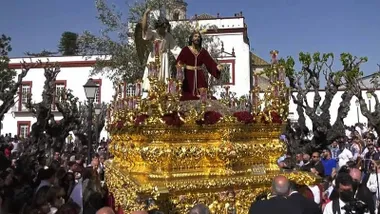 Hermandad de la Oración en el Huerto, con su canastilla dorada, en Sanlúcar de Barrameda.