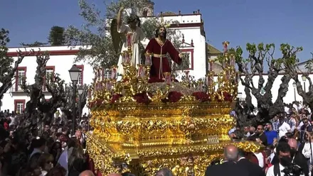 Hermandad de la Oración en el Huerto, con su canastilla dorada, en Sanlúcar de Barrameda.