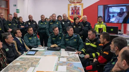 Agentes de la Guardia Civil y Bomberos en una sala reunidos.