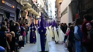Calle San Francisco llena de público durante el paso de la cruz de guía de Humildad y Paciencia en la Semana Santa de Cádiz