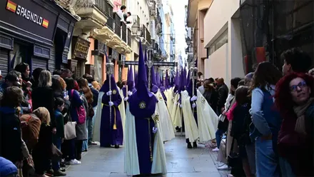 Calle San Francisco llena de público durante el paso de la cruz de guía de Humildad y Paciencia en la Semana Santa de Cádiz
