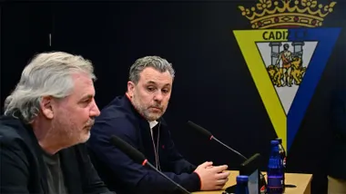 Sergio González, en la rueda de prensa de prensentación como entrenador del Cádiz CF, junto al presidente Manuel Vizcaíno. Foto: Cádiz CF.