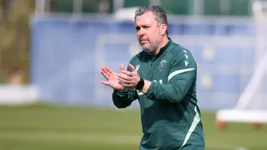 Sergio González da ámimos a los jugadores en un entrenamiento del Cádiz CF. Foto: Cádiz CF.