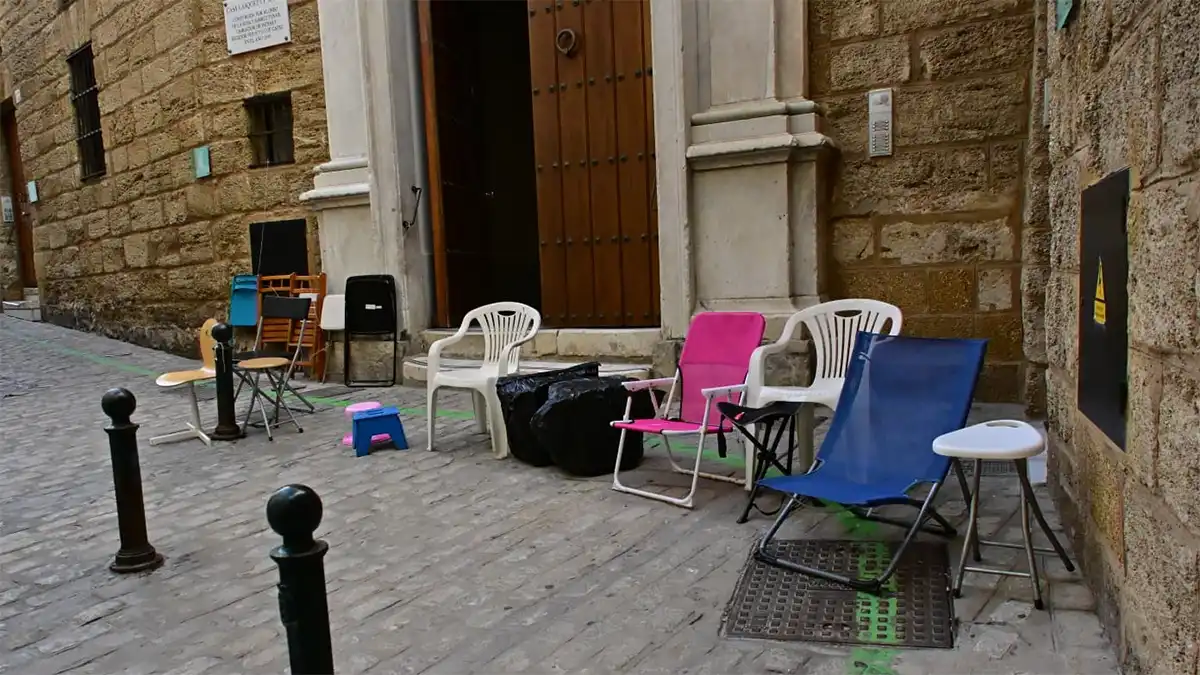 ¿Del fervor a la picaresca? La guerra de las sillas en Cádiz para ver al Nazareno se adelanta