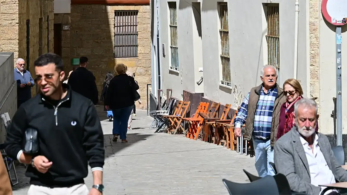 ¿Del fervor a la picaresca? La guerra de las sillas en Cádiz para ver al Nazareno se adelanta
