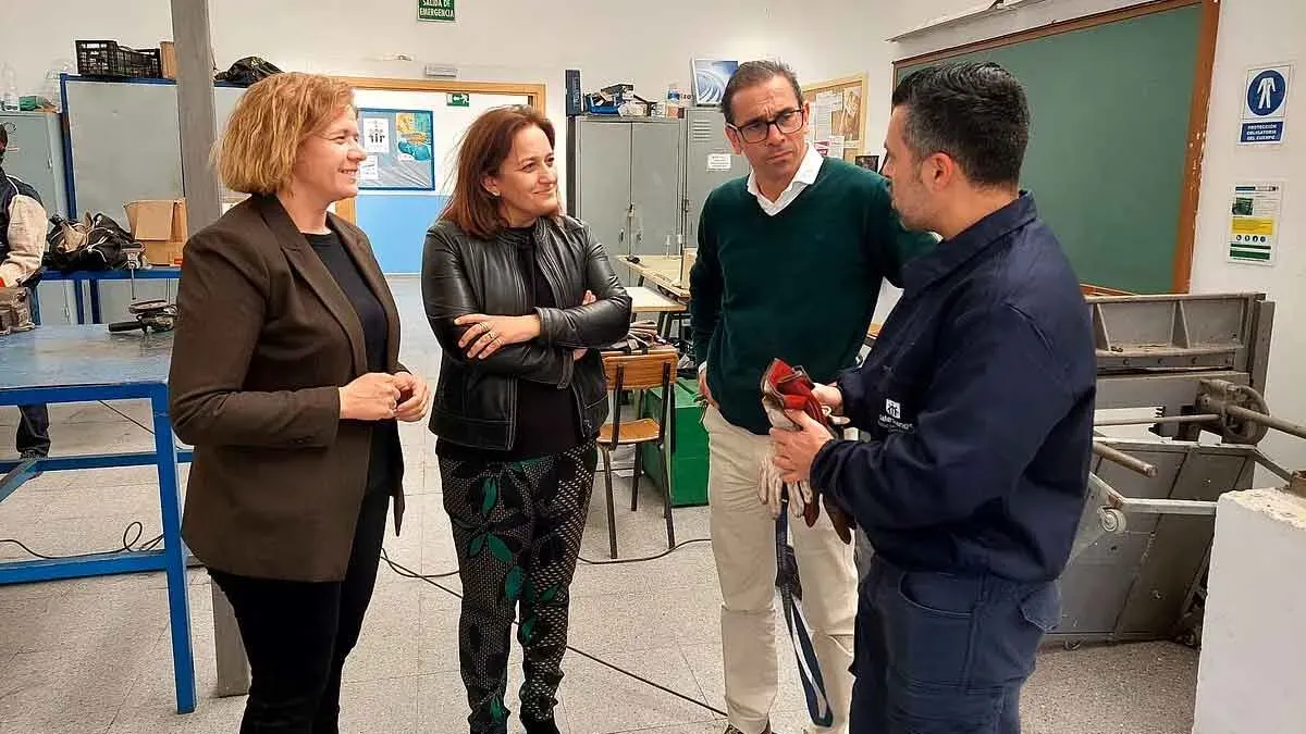 Cuatro personas en un aula donde se dan clases de soldadura.