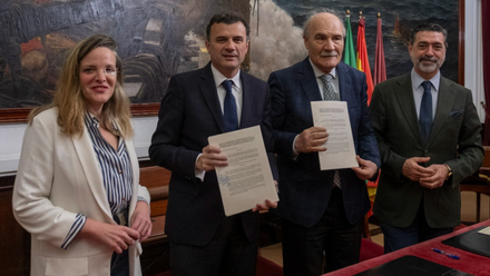 El alcalde, Bruno García, la concejala de Cultura, Maite González, y el de Cofradías, José Manuel Verdulla, junto al presidente del consejo de Hermandades, Juan Carlos Jurado, tras la firma del convenio.