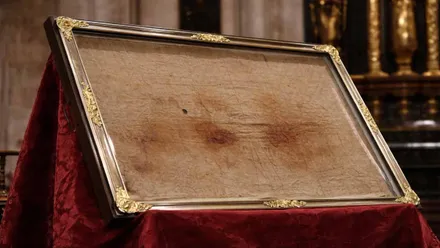 El Sudario de Oviedo en su marco del relicario de la Catedral ovetense.