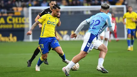 Suso intenta superar a Dani Lorenzo en una acción del Cádiz CF-Málaga CF. Foto: Cádiz CF.
