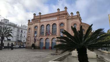 Cielos prácticamente despejados y sol sobre el Gran Teatro Falla de Cádiz.